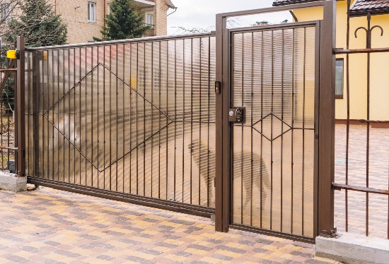 Купить ворота из профлиста с элементами ковки, с металлическими столбами в рамке или под дерево в Сорочинске от 152745 руб